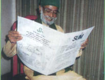 Il Prof. M.D.Nanjundaswamy legge l'organo d'informazione dall'Associazione S.U.M. - Stati/Popoli Uniti del Mondo "Notizie SUM".