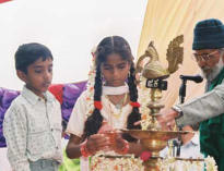 Alcuni bambini, figli dei contadini del villaggio, i futuri custodi della Madre Terra, insieme al Prof. Nanjundaswami durante la cerimonia, accendono delle lampade come rito inaugurale.